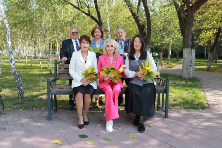 Я календарь переверну и снова праздник октября…